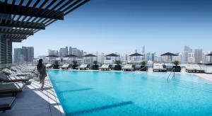 The swimming pool at or close to Four Seasons Hotel Abu Dhabi at Al Maryah Island
