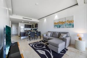 Χώρος καθιστικού στο Sunset Eagle Condo