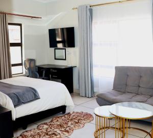 AZALEA LODGE tesisinde bir televizyon ve/veya eğlence merkezi
