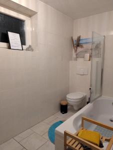 Koupelna v ubytování Ferienwohnung Landruhe + 4 fotografie