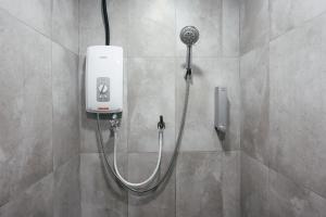 een douche met een föhn in de badkamer bij Cameron Centrum Family Haven Kids Playground Clover Home A-3-15A in Brinchang +88 foto's