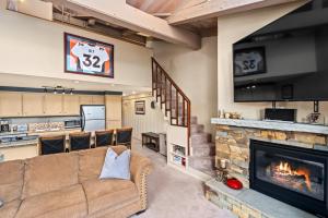 Η κουζίνα ή μικρή κουζίνα στο Crestwood 1305 Standard 1 Bedroom plus Loft