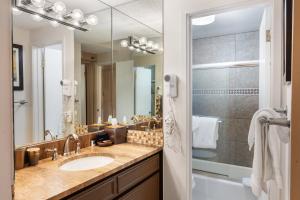 Ένα μπάνιο στο Crestwood 1305 Standard 1 Bedroom plus Loft +14 φωτογραφίες