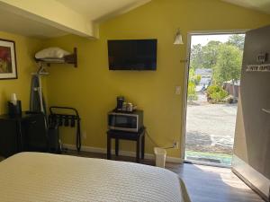 Μια τηλεόραση ή/και κέντρο ψυχαγωγίας στο Carmel Resort Inn
