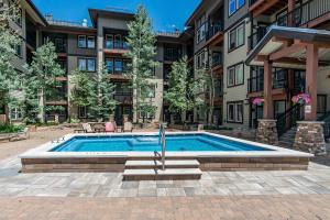 Bazén v ubytování Platinum Top Floor Ski-in Ski-out WP Resort nebo v jeho okolí