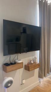 a flat screen tv hanging on a wall at T2 cosy Vieux Port de Marseille in Marseille