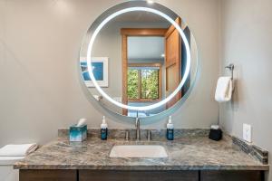 Un baño con lavabo y un espejo grande. en Luxury Ski Chalet - 684 Vasquez Road, en Winter Park 101 fotos más