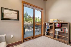 sala de estar con puerta corredera de cristal que da a un patio en Luxury Ski Chalet - 684 Vasquez Road, en Winter Park