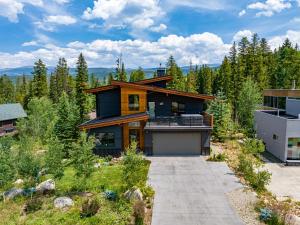 una casa en una colina con árboles en el fondo en Luxury Ski Chalet - 684 Vasquez Road, en Winter Park