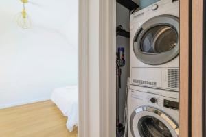 a washing machine and a washer and dryer in a room at L'Orangerie, Maison moderne avec jardin in Berck-sur-Mer