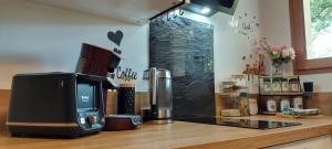 ein Café mit Kaffeemaschine auf der Theke in der Unterkunft Entre Nantes & St Nazaire - Studio duplex à Savenay in Savenay