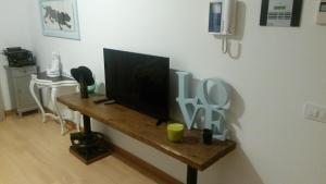 Telewizja i/lub zestaw kina domowego w obiekcie Poesia y Vino
