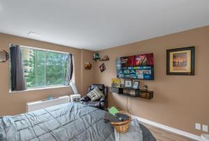 アトランタにあるLux 2BR Condo with King Beds DTWNのベッドと窓のある寝室