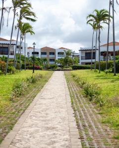 キリフィにあるThe hayce residenceのヤシの木の前の通路