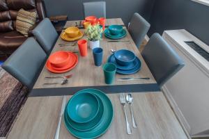 Posezení v ubytování Lux 2BR Condo with King Beds DTWN