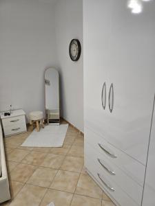 Habitación con tocador blanco y espejo. en Cozzy Studio Tirana, en Tirana
