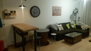 salon z kanapą i zegarem na ścianie w obiekcie Poesia y Vino w mieście Lardero +24 zdjęcia