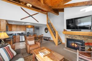 een open woonkamer met een open haard en een keuken bij Crestwood 1313 Deluxe 1 Bedroom plus Loft in Snowmass Village
