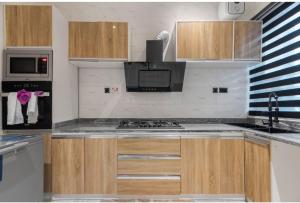 Η κουζίνα ή μικρή κουζίνα στο Home in Lekki Free cancellation +19 φωτογραφίες