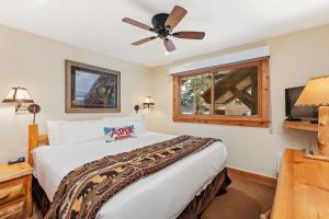 een slaapkamer met een bed en een plafondventilator bij Crestwood 2215 Deluxe 1 Bedroom in Snowmass Village +16 foto's