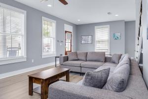 ein Wohnzimmer mit Sofa und Tisch in der Unterkunft Cottage at Bella Vista in Foley + 26 Fotos