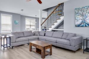 ein Wohnzimmer mit Sofa und Tisch in der Unterkunft Cottage at Bella Vista in Foley