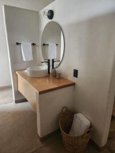 een badkamer met een wastafel en een spiegel bij Casa Nuestra Hotel Boutique y Experiencias para Compartir in Malinalco