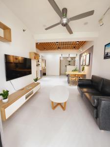 TV a/nebo společenská místnost v ubytování Sky Garden 3