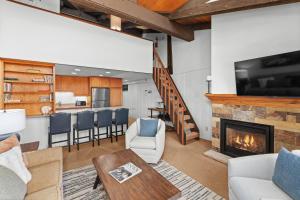 een woonkamer met open haard en een tafel bij Crestwood 2313 Deluxe 1 Bedroom Plus Loft in Snowmass Village