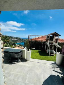 ロクブリュヌ・カップ・マルタンにあるStudio vue mer dans villa moderneの海の景色を望むパティオ(テーブル付)