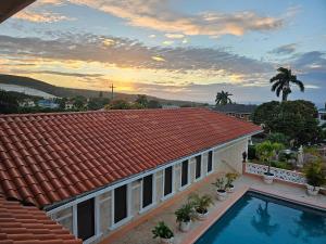 una casa con tetto piastrellato e piscina di Chateau Gloria Luxury Villa a Montego Bay