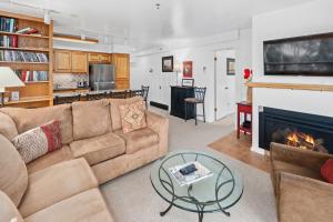 Dapur atau dapur kecil di Crestwood 3203 Standard 2 Bedroom