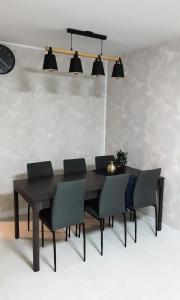 a dining room with a black table and chairs at Room Urban Chic in Reims