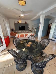 a living room with a table and chairs and a bed at Maison avec jardin à Grand Gaube a 1 min de la plage in Grand Gaube