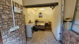 Katil atau katil-katil dalam bilik di Cozy Studio in Yerevan's Center