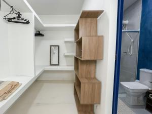 a staircase in a bathroom with a toilet at Casa Privativa 2 Quartos em Condomínio, Suite com Cama King e Closet, Quarto de Casal, Ar, Wi-Fi, Cozinha Completa e Garagem in Porto Seguro