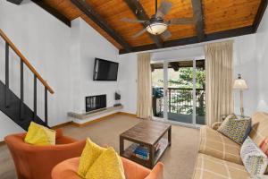 een woonkamer met banken en een plafondventilator bij Crestwood 3309 Deluxe 1 Bedroom Plus Loft in Snowmass Village