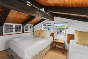 twee bedden in een kamer met twee ramen bij Crestwood 3309 Deluxe 1 Bedroom Plus Loft in Snowmass Village +16 foto's