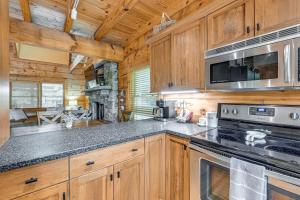 Kuchyň nebo kuchyňský kout v ubytování Cozy Retreat with Deck and Sapphire Resort Access!