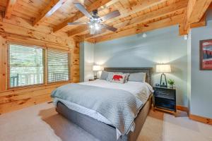 Postel nebo postele na pokoji v ubytování Cozy Retreat with Deck and Sapphire Resort Access! + 35 fotografií