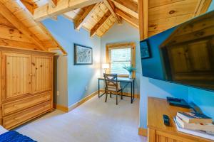 TV a/nebo společenská místnost v ubytování Cozy Retreat with Deck and Sapphire Resort Access!