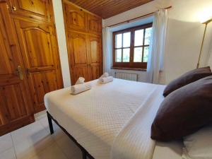 a bedroom with a bed with two towels on it at Cal Pujol by Rural House in Toloríu