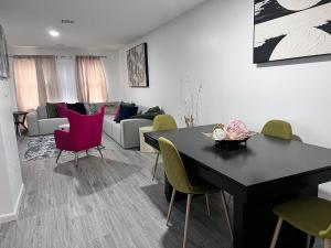 Posezení v ubytování Exquisite Luxury 3KINGs Bed, 2 Bath + 7 fotografií