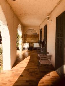 Un patio con una cama y un sofá en una habitación. en La parenthèse, en Lucciana