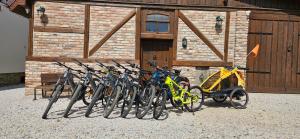 Un grupo de bicicletas estacionadas frente a un edificio. en Apartament Komarno III, en Jelenia Góra 5 fotos más