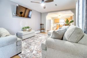 Et opholdsområde på Private Patio Cargo District, Dtwn Wilmington Apt