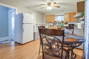 Køkken eller tekøkken på Private Patio Cargo District, Dtwn Wilmington Apt