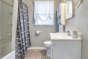 Et badeværelse på Private Patio Cargo District, Dtwn Wilmington Apt + 16 billeder