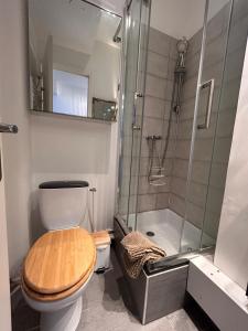 Koupelna v ubytování Studio Vue Mer à Luc-sur-Mer + 23 fotografií