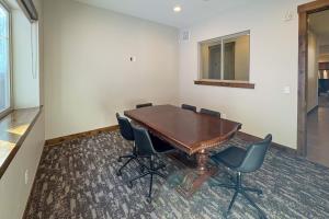 una sala de conferencias con una mesa y sillas de madera en The Kamas Clubhouse, en Kamas 39 fotos más
